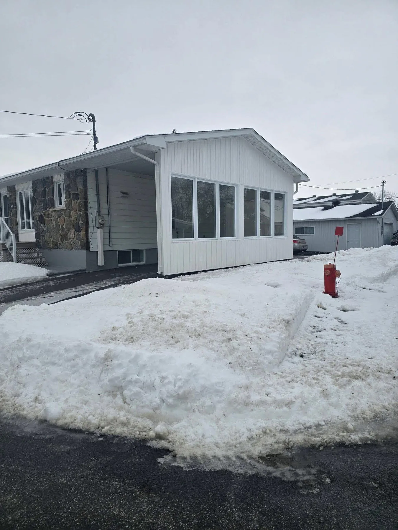 Agrandissement exterieur blanc en hiver